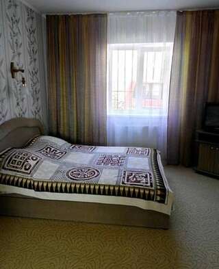 Гостиница Guest House na Admiralskoy Судак Улучшенный семейный номер-1